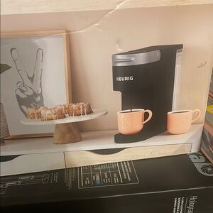 Keurig Black Coffee Maker with Peach Mugs